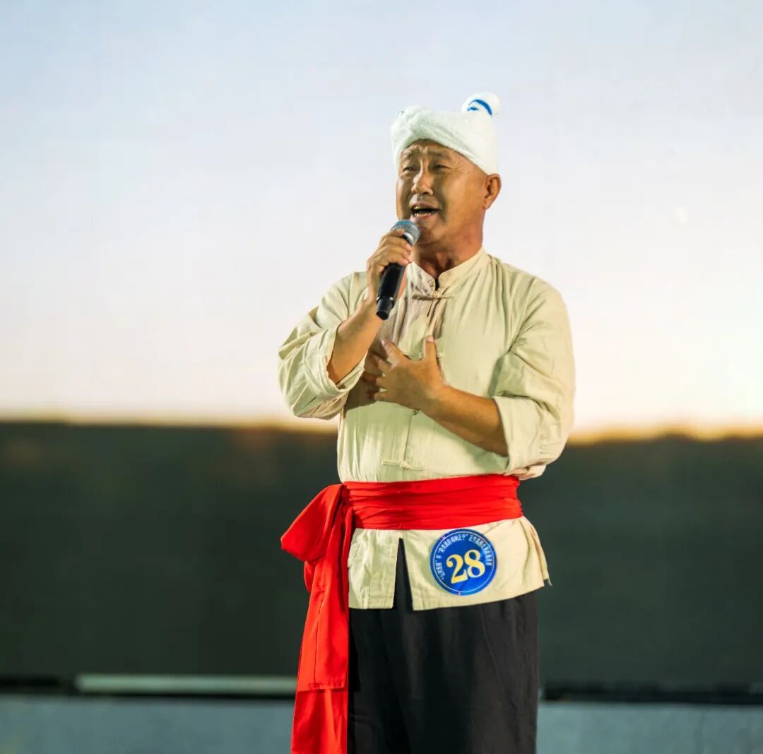 来自陕西省榆林市的28号选手梁东林演唱《羊肚子手巾三道道蓝》。