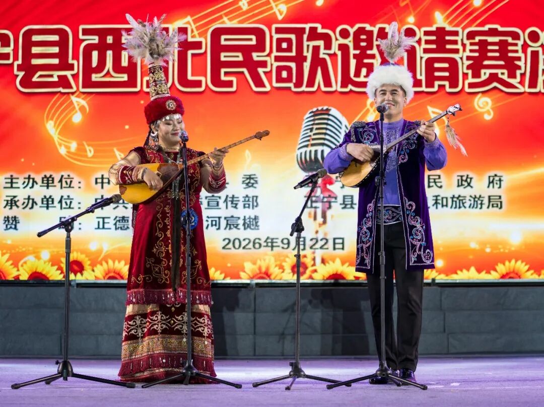 来自甘肃省酒泉市的32号选手阿依丁古丽·巴合提阿勒 库西塔尔·铁留江合唱《美丽的姑娘》。