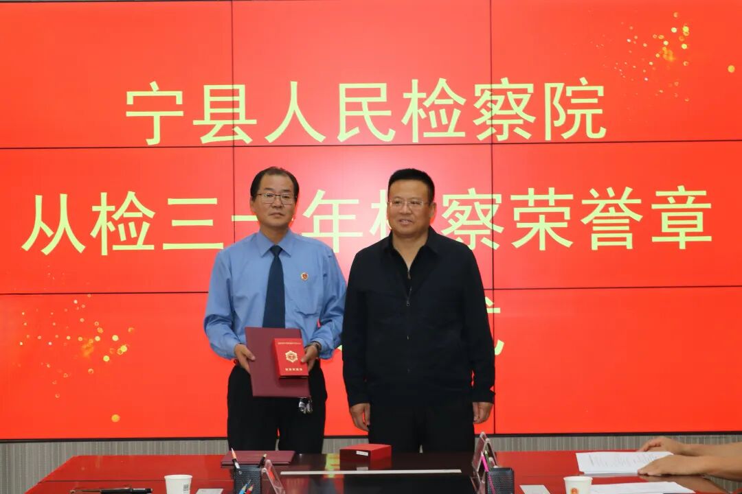 院党组书记、检察长石广文为副检察长金辉同志颁发从检三十年检察荣誉章