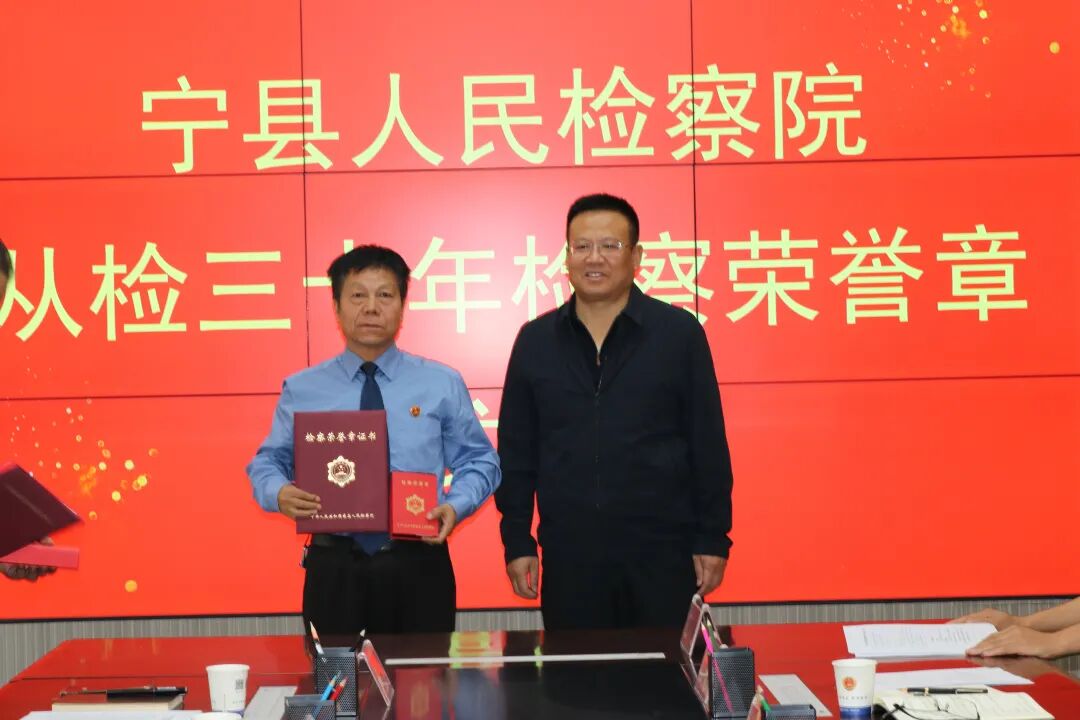 院党组书记、检察长石广文为卢旺平同志颁发从检三十年检察荣誉章