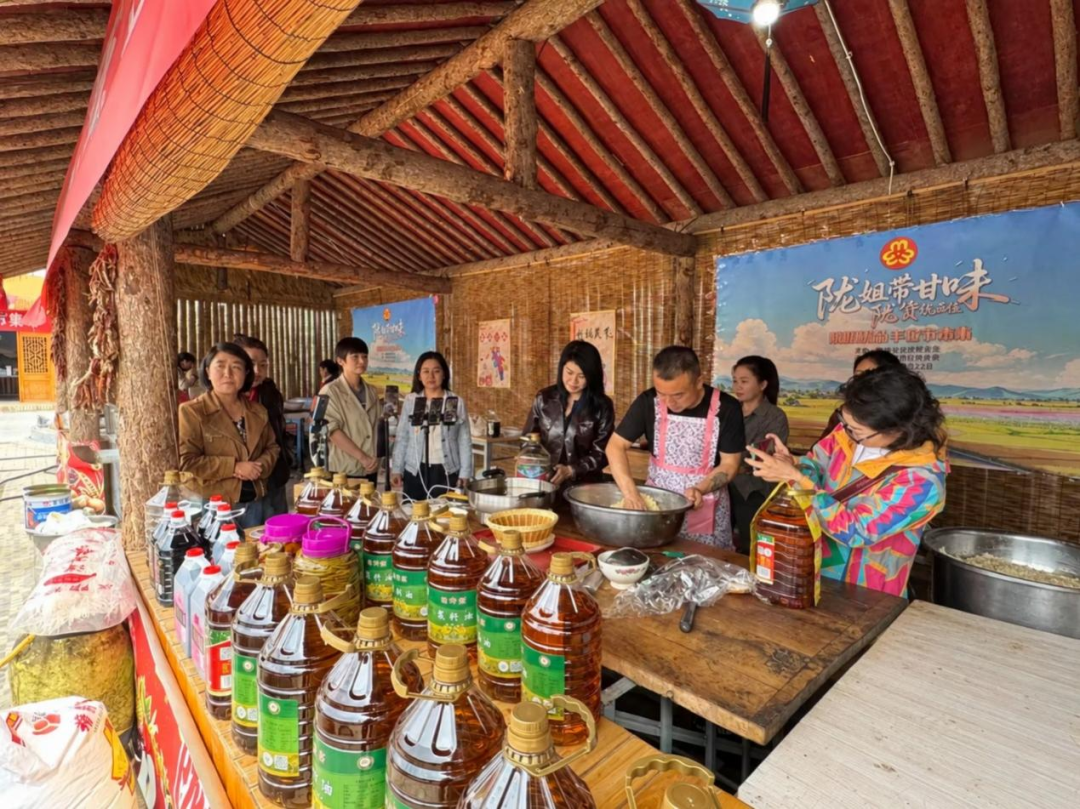 “陇姐带甘味 陇货优品位”“陇姐优品·庆阳好物”丰收节集市暨陇姐主播实战活动在庆阳市开展