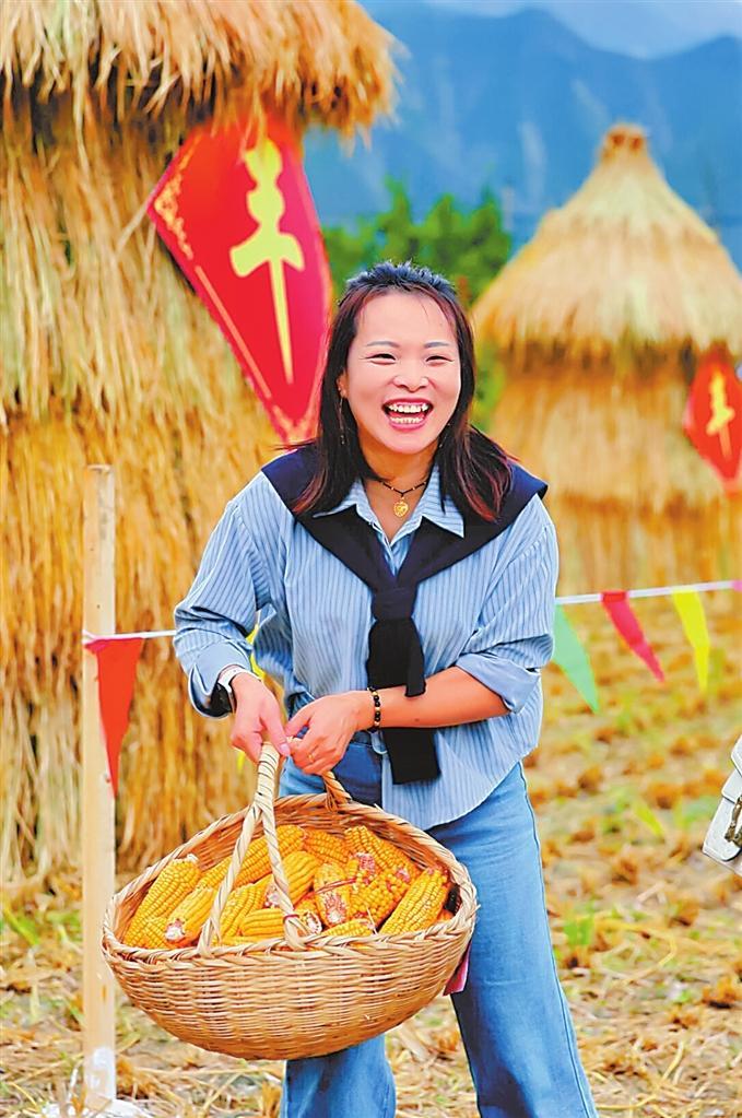 文县西元村村民喜迎丰收节。(记者郁婕)