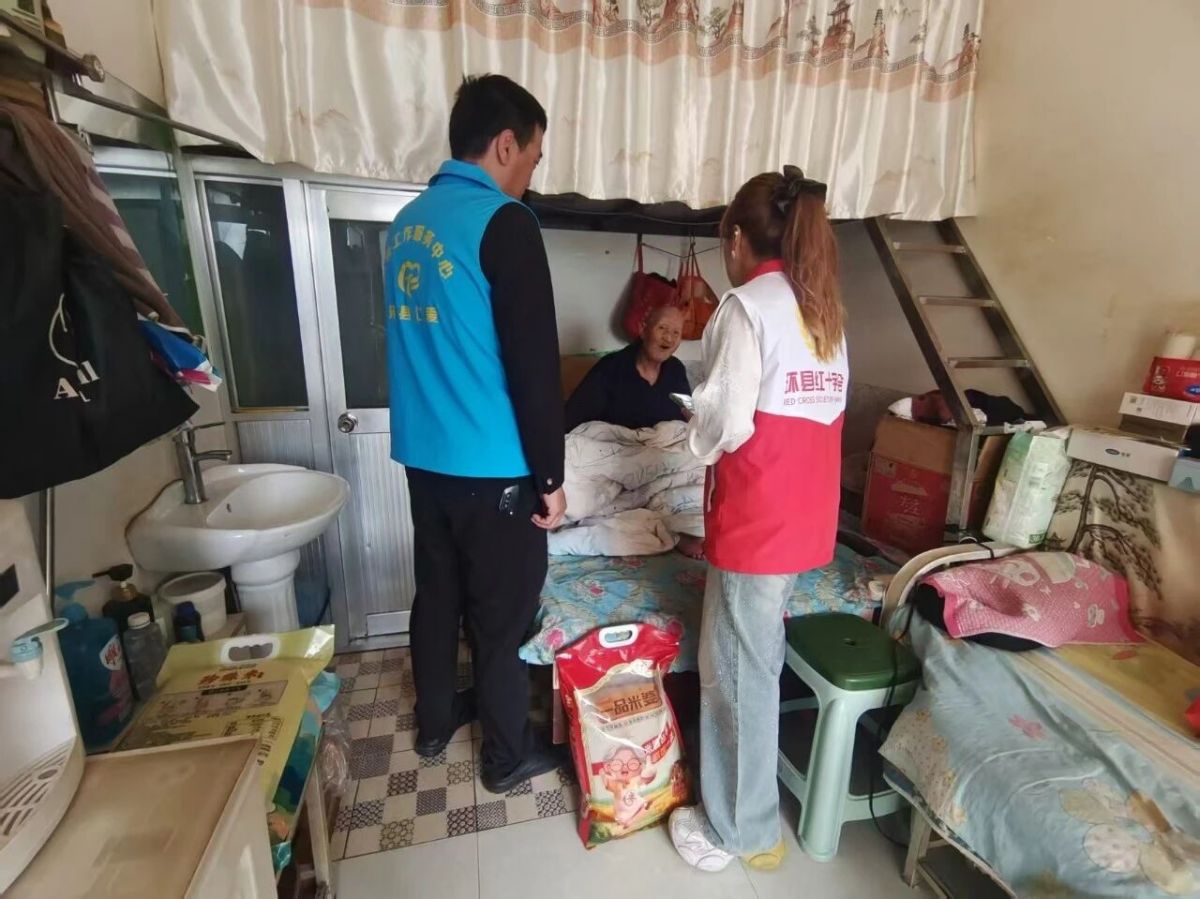 环县红十字会开展中秋关爱慰问活动