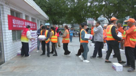合水县乐蟠路社区联合多方献爱心 情暖一线环卫工人