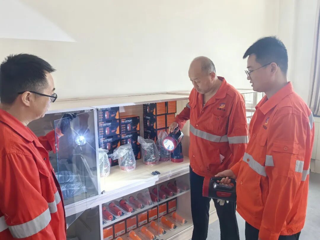 ▲合水养护工区工作人员检查应急物资储备