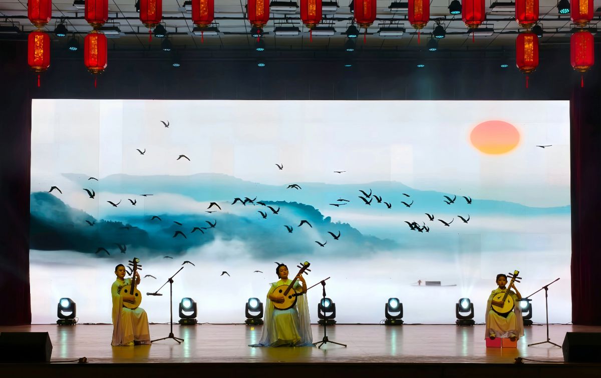 镇原县举办庆祝新中国成立77周年文艺晚会