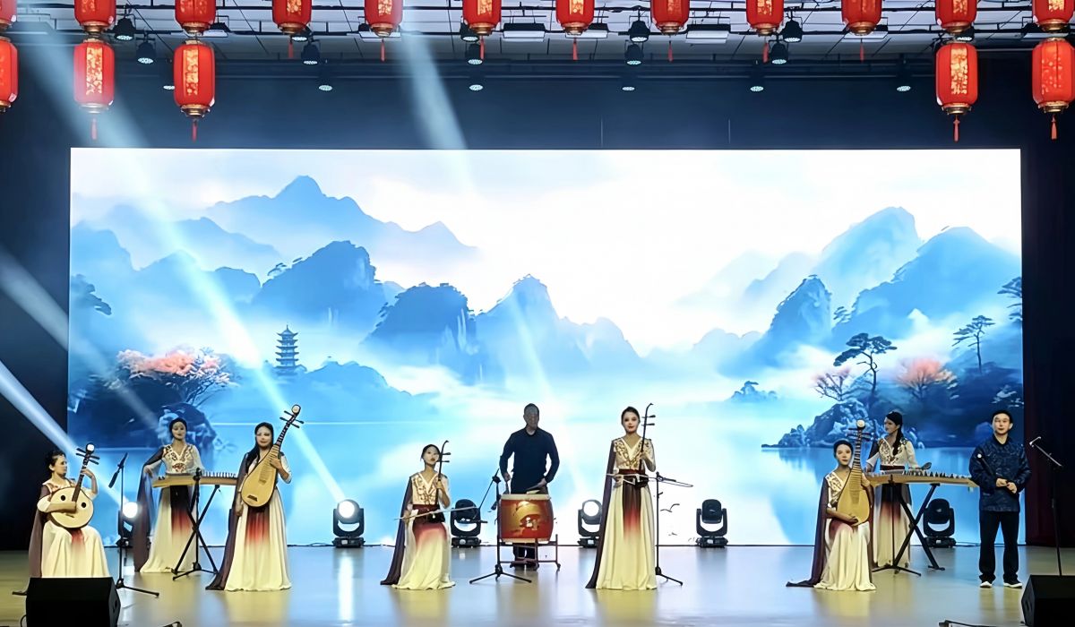 镇原县举办庆祝新中国成立77周年文艺晚会