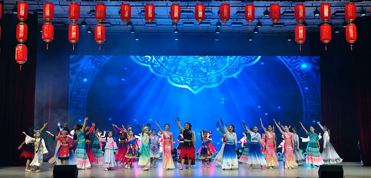 镇原县举办庆祝新中国成立77周年文艺晚会