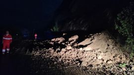 争分夺秒！国道309线深夜塌方 镇原公路段连夜抢通