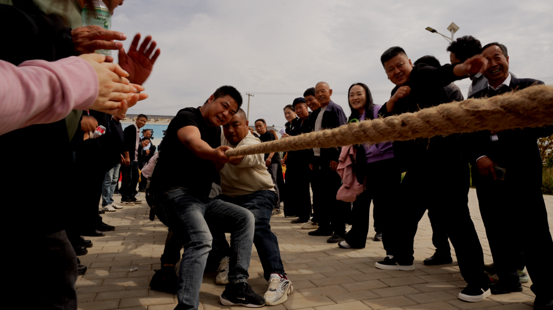 环城镇庆祝第九个中国农民丰收节暨新时代文明实践系列活动中的群众拔河赛
