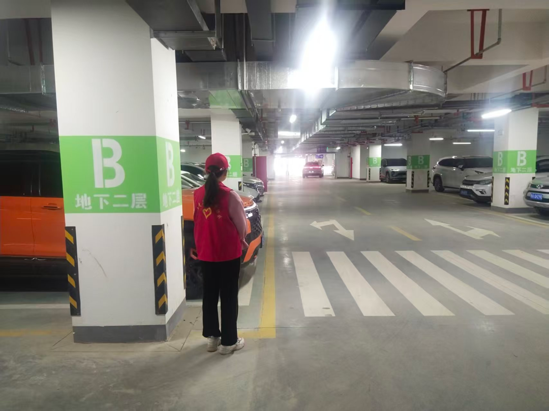 志愿者在环州故城停车场指挥游客免费停车