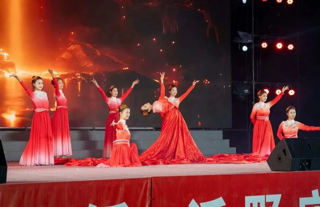 正宁县举行“乐享金秋·美在正宁”农文旅商融合促消费宣传推介活动闭幕式文艺演出