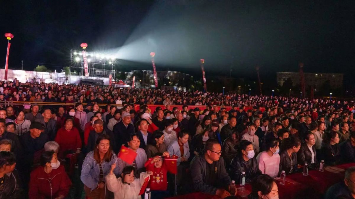 正宁县举行“乐享金秋·美在正宁”农文旅商融合促消费宣传推介活动闭幕式文艺演出