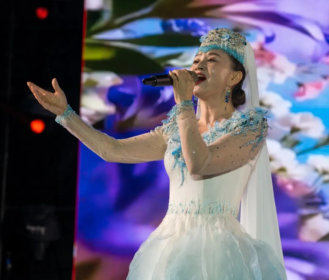 特邀歌手撒丽娜演唱《新花儿与少年》《妹妹的山丹花儿开》《我唱花儿给你听》