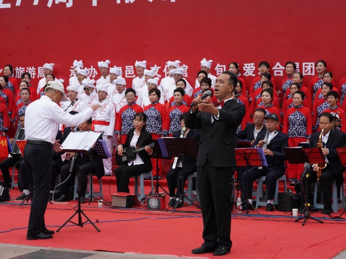 三地合唱团欢聚旬邑 共庆新中国成立 77 周年