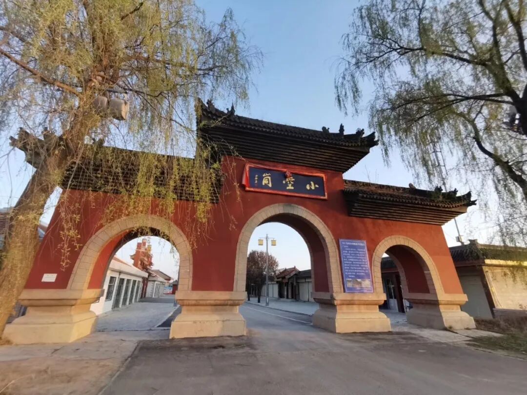 小崆峒坐落董志塬边,自古便是 “陇东第一名胜”。丹霞崖壁雄浑壮阔,沟谷幽深,草木随秋意换上衣裳,红黄错落。