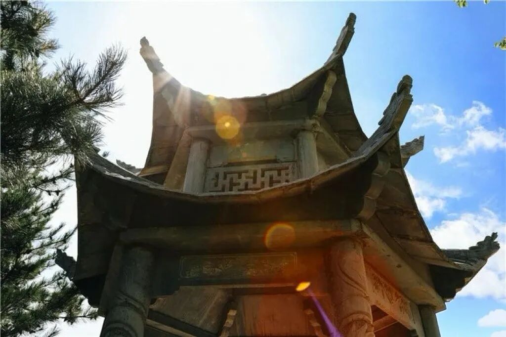 佛殿古亭隐于山林之间,秋风古刹,禅意悠悠。登顶塬边观景台,可俯瞰千沟万壑的黄土地貌,感受黄土高原的雄浑辽阔