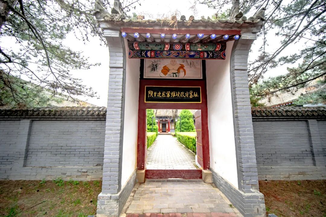 青山埋忠骨,秋日照红土。坐落华池的南梁,是陕甘边革命根据地的核心。秋日晴空辽阔,山林五彩斑斓,红色纪念场馆掩映彩林之中。