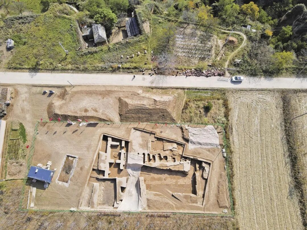 南佐遗址,五千年前陇东大型史前都邑遗址。黄土台塬之上,远古宫殿基址静静躺卧,黄土层层堆积,埋藏着新石器时代的文明密码。