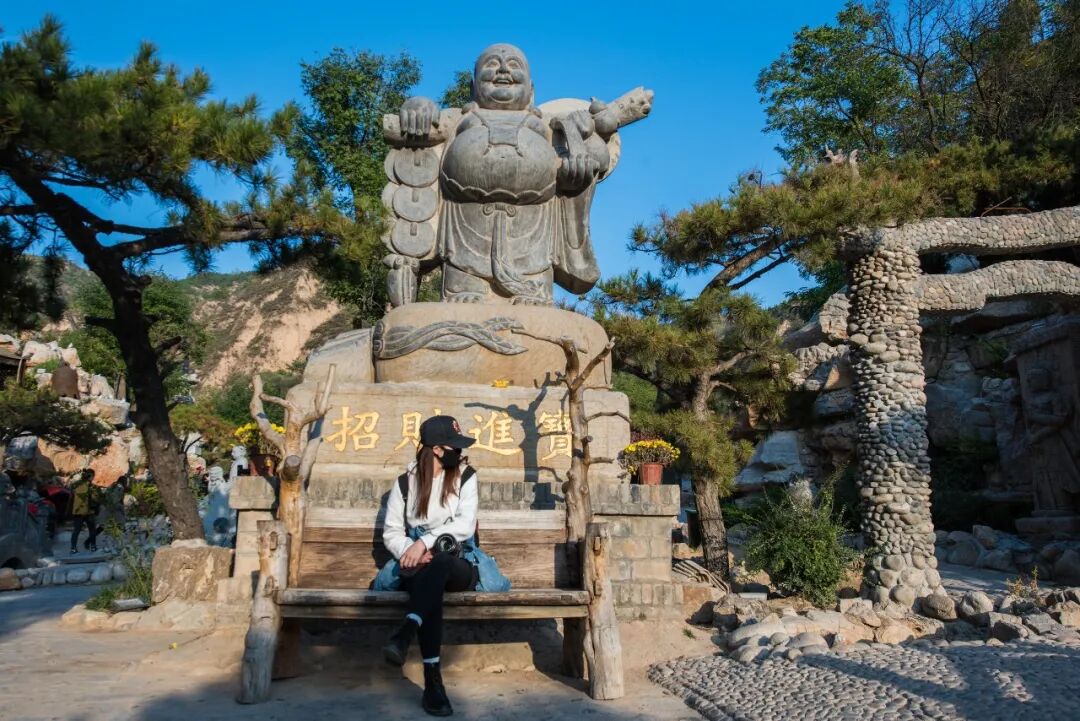 秋日午后,漫步街巷,窑洞院落古朴闲适,小吃街巷烟火升腾,既可体验窑洞民宿,也可沉浸式感受黄土高原独有的居住智慧。