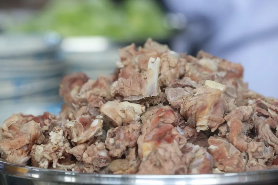 秋风渐冷,一锅热气腾腾羊羔肉上桌,大口吃肉,暖意从舌尖直达心底。