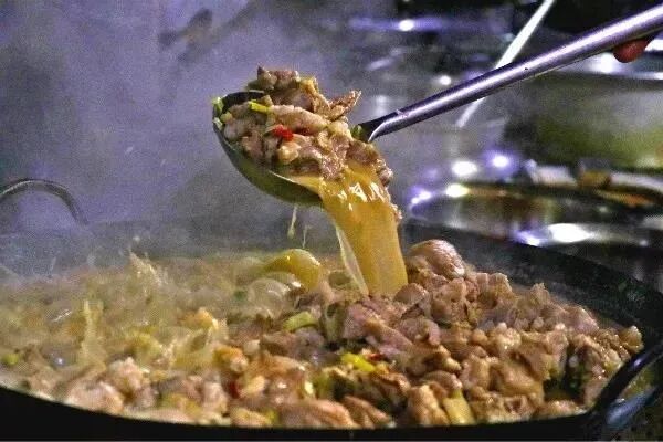 环县羊羔肉是庆阳响当当的美食名片。本地山羊采食草原百草,肉质细嫩鲜美,几乎没有膻味。无论是清炖、黄焖还是手抓,原汁原味,汤鲜肉嫩。