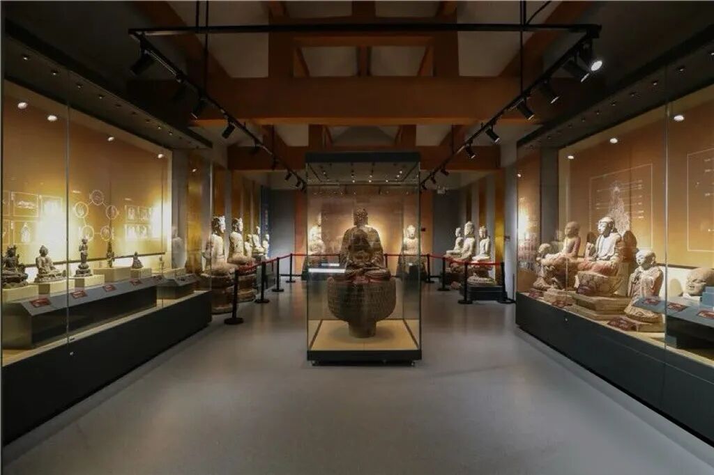 漫步展馆,与千年石刻对话,感受古代工匠巧夺天工的技艺,窥见陇东古代石刻艺术的辉煌成就。