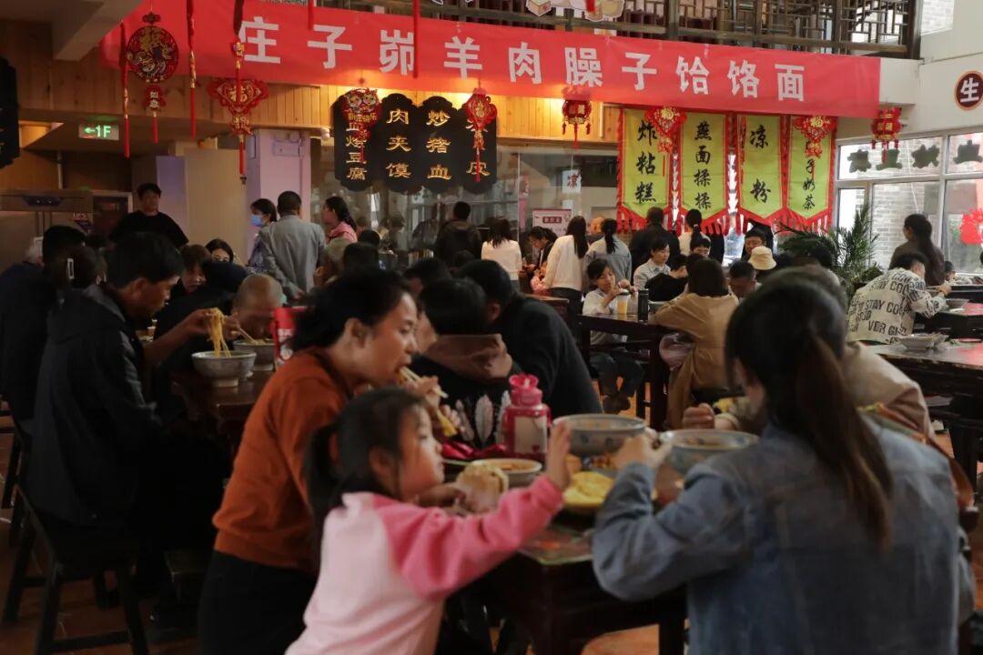 以荞麦磨粉压制成的饸饹,筋道爽滑。浇上羊肉汤或者臊子汤,搭配油泼辣子,粗杂粮吃出别样鲜香。