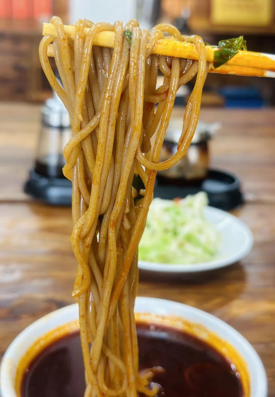 大街小巷随处可见,一碗下肚,质朴又饱腹,是黄土高原独有的风味小吃。