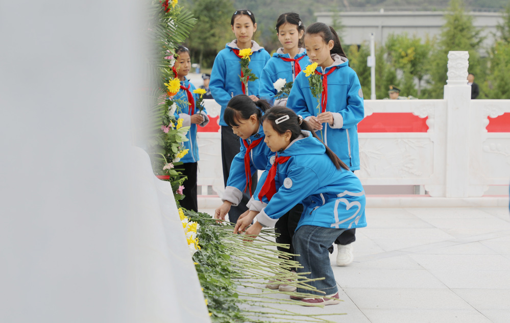 庆阳市隆重举行烈士纪念日向革命烈士敬献花篮仪式 周继军胡志勇张爱胜徐志强等参加