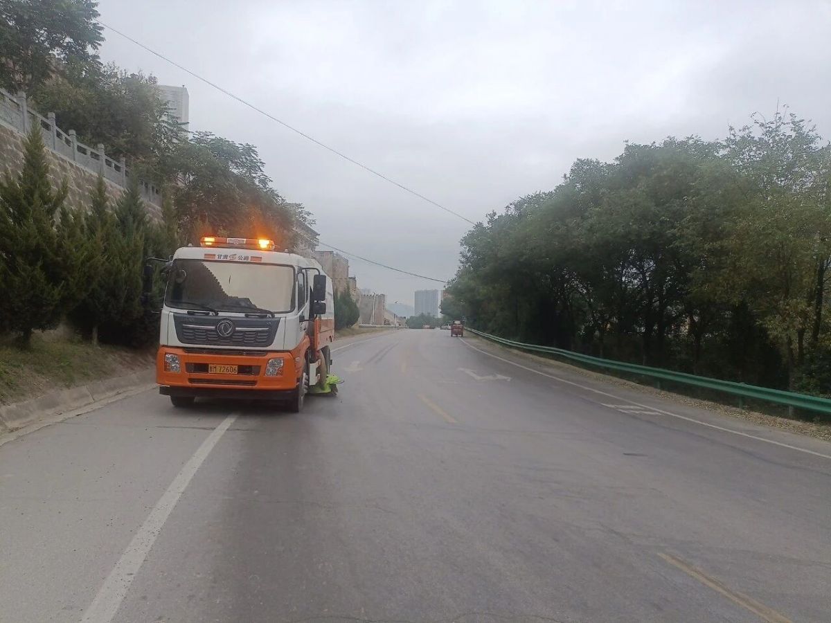 庆城公路段国庆假期保通保畅在行动