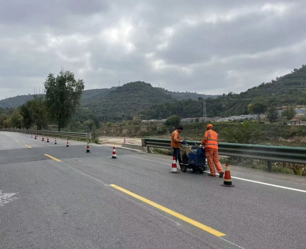 庆城公路段国庆假期保通保畅在行动