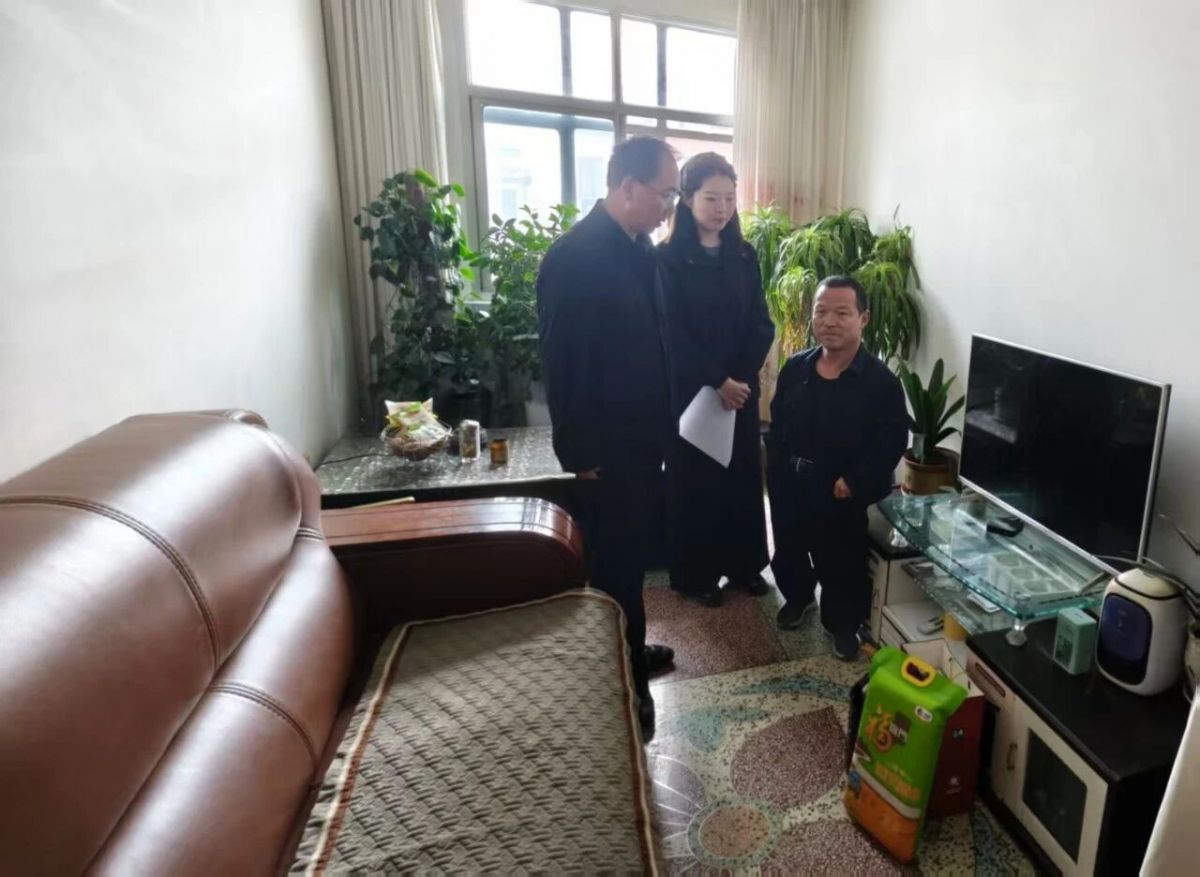 喜迎国庆 情暖社区 暖心帮扶践初心