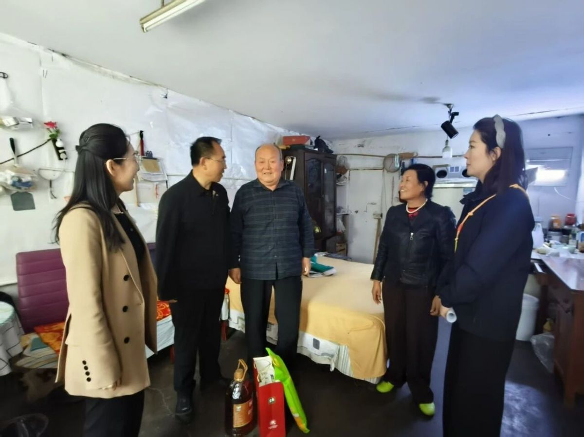 喜迎国庆 情暖社区 暖心帮扶践初心