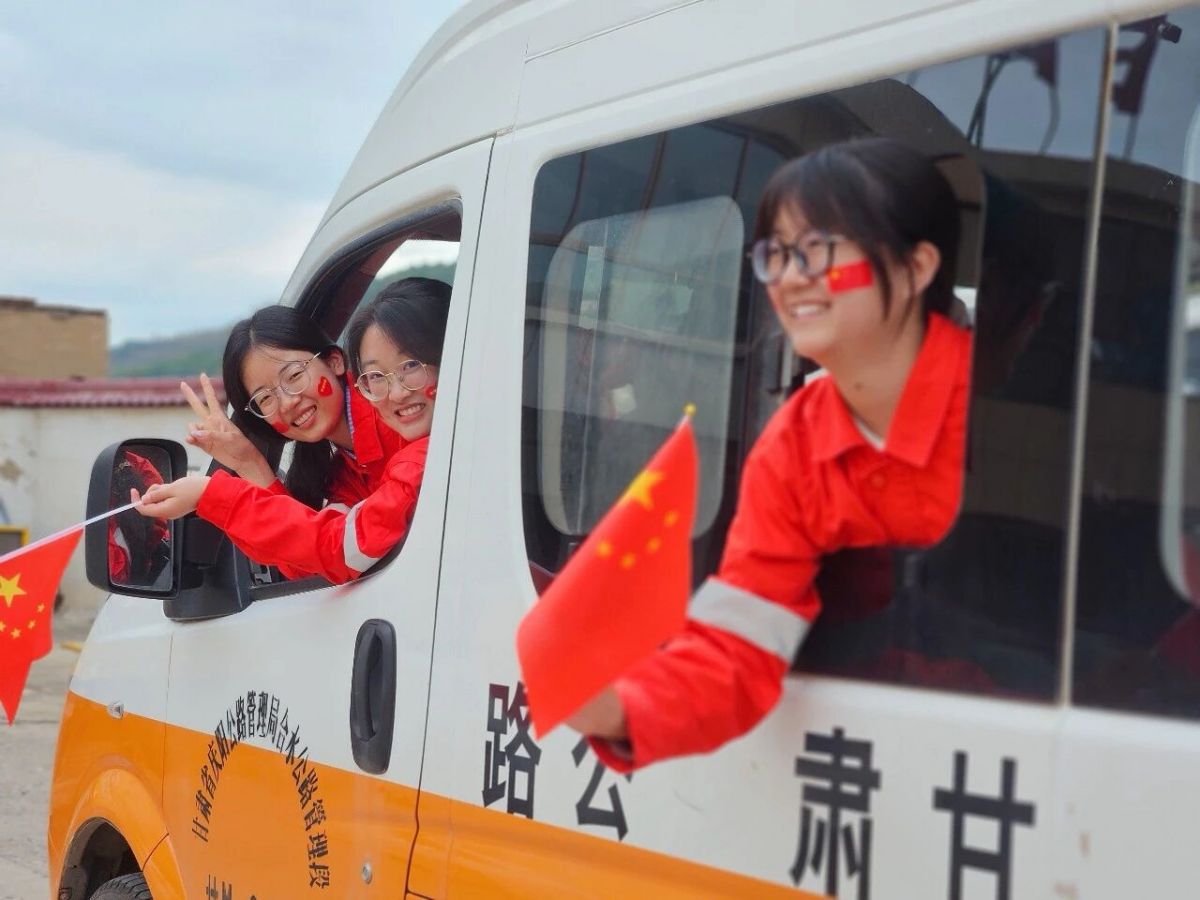 我与国旗合个影丨与国旗同框,以奋斗献礼