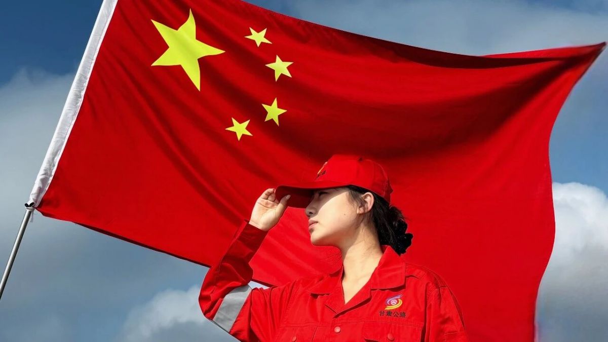 我与国旗合个影丨与国旗同框,以奋斗献礼
