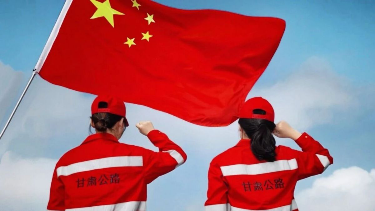 我与国旗合个影丨与国旗同框,以奋斗献礼