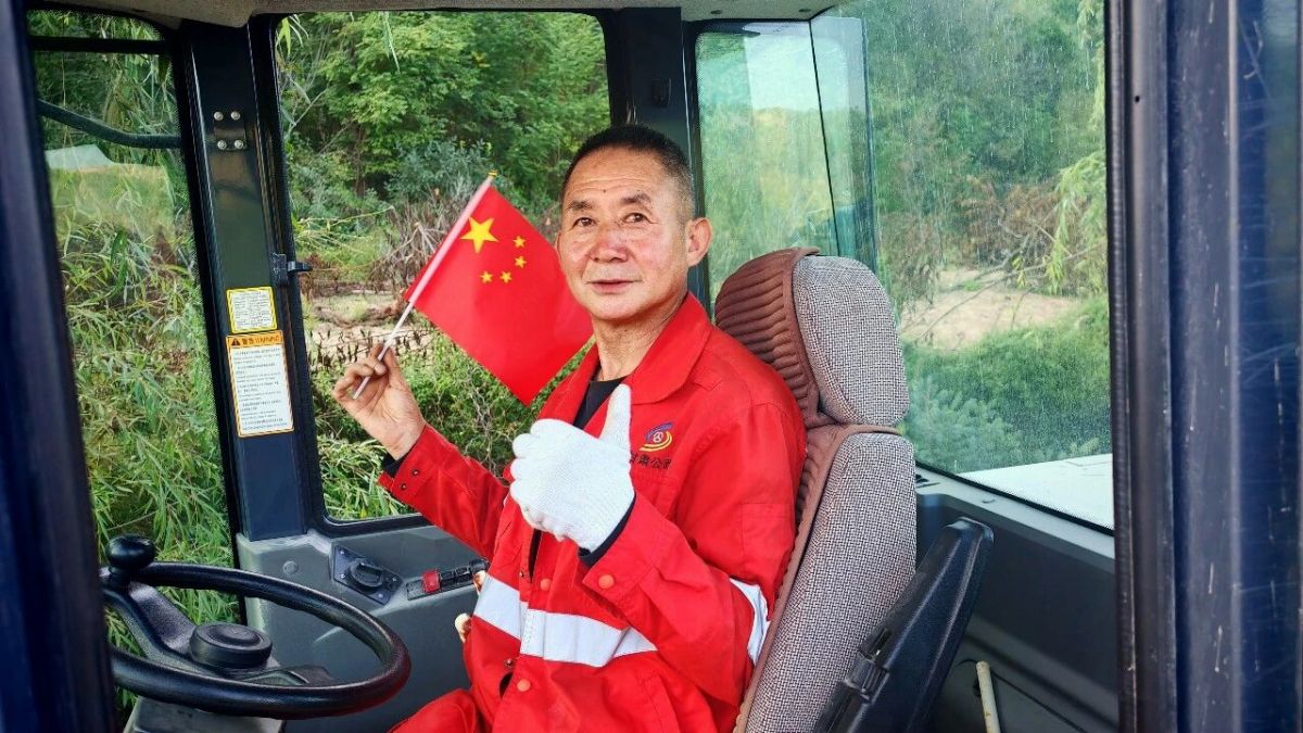 我与国旗合个影丨与国旗同框,以奋斗献礼