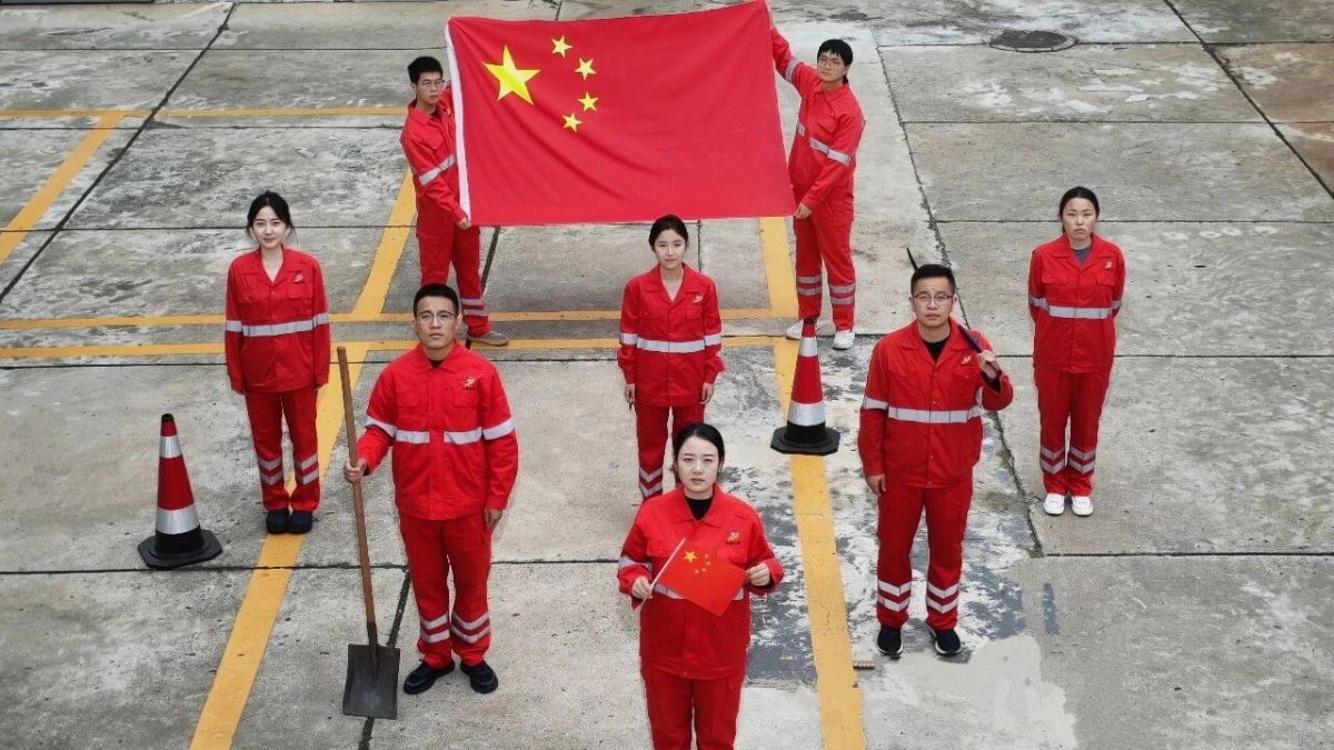我与国旗合个影丨与国旗同框,以奋斗献礼