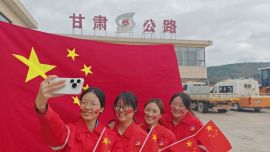 我与国旗合个影丨与国旗同框，以奋斗献礼