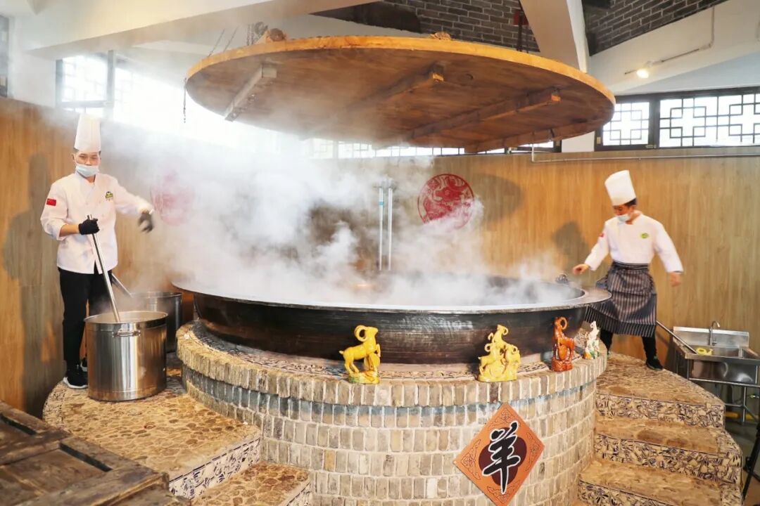 入城仪式恢弘上演,“神州第一锅” 大锅羊肉开锅飘香,热气腾腾的羊肉,是环县最热情的待客礼,一口解锁地道环县味道。