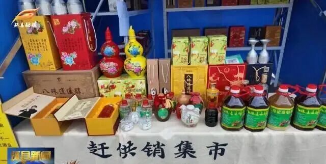 故城之内,甘肃供销集市热闹开市,庆阳农特产品琳琅满目,荞麦、小米、胡麻油、本地杂粮好物齐聚,把环县丰收滋味带回家。