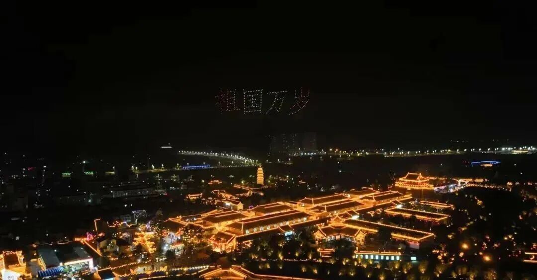 科技之光点亮古城,机器人互动、无人机表演精彩上演,传统古城碰撞新潮科技,大小朋友都能玩得尽兴。