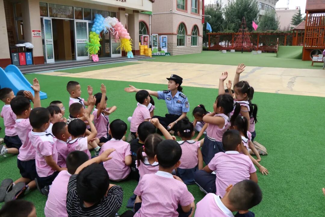 8月26日,张馨月在庆阳市西峰区一幼儿园操场上和孩子们围坐成一圈,讲解交通安全知识。新甘肃·甘肃法治报通讯员郭自发摄