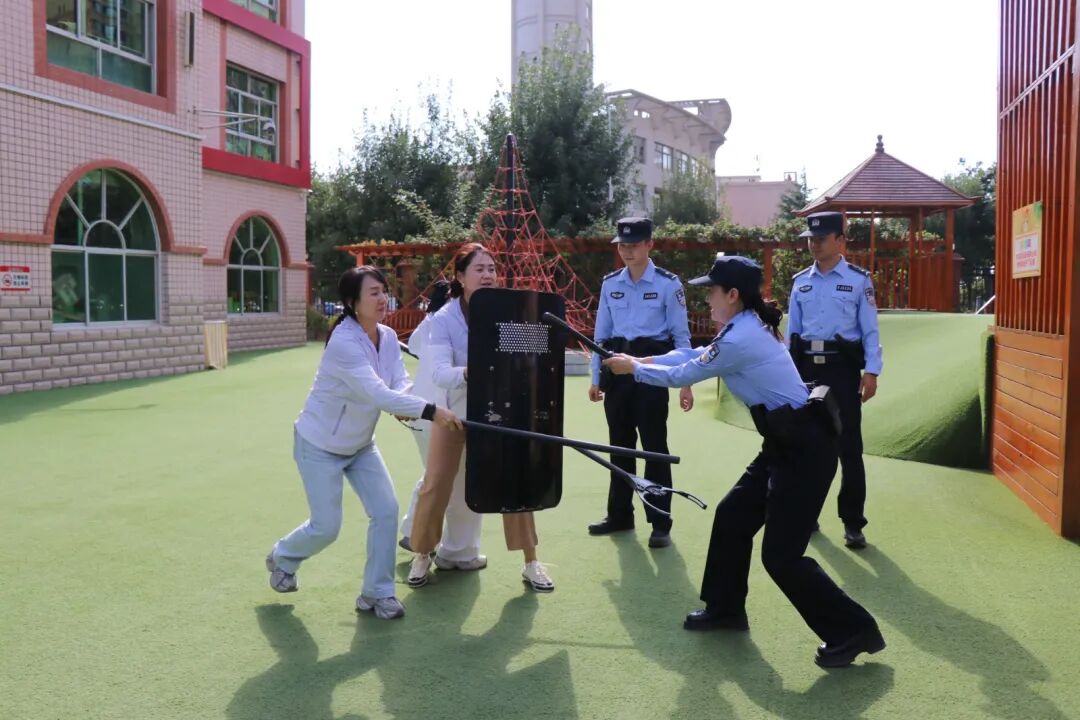 9月13日,张馨月在校园示范盾牌、钢叉、警棍的规范动作。新甘肃·甘肃法治报记者 马志国 摄