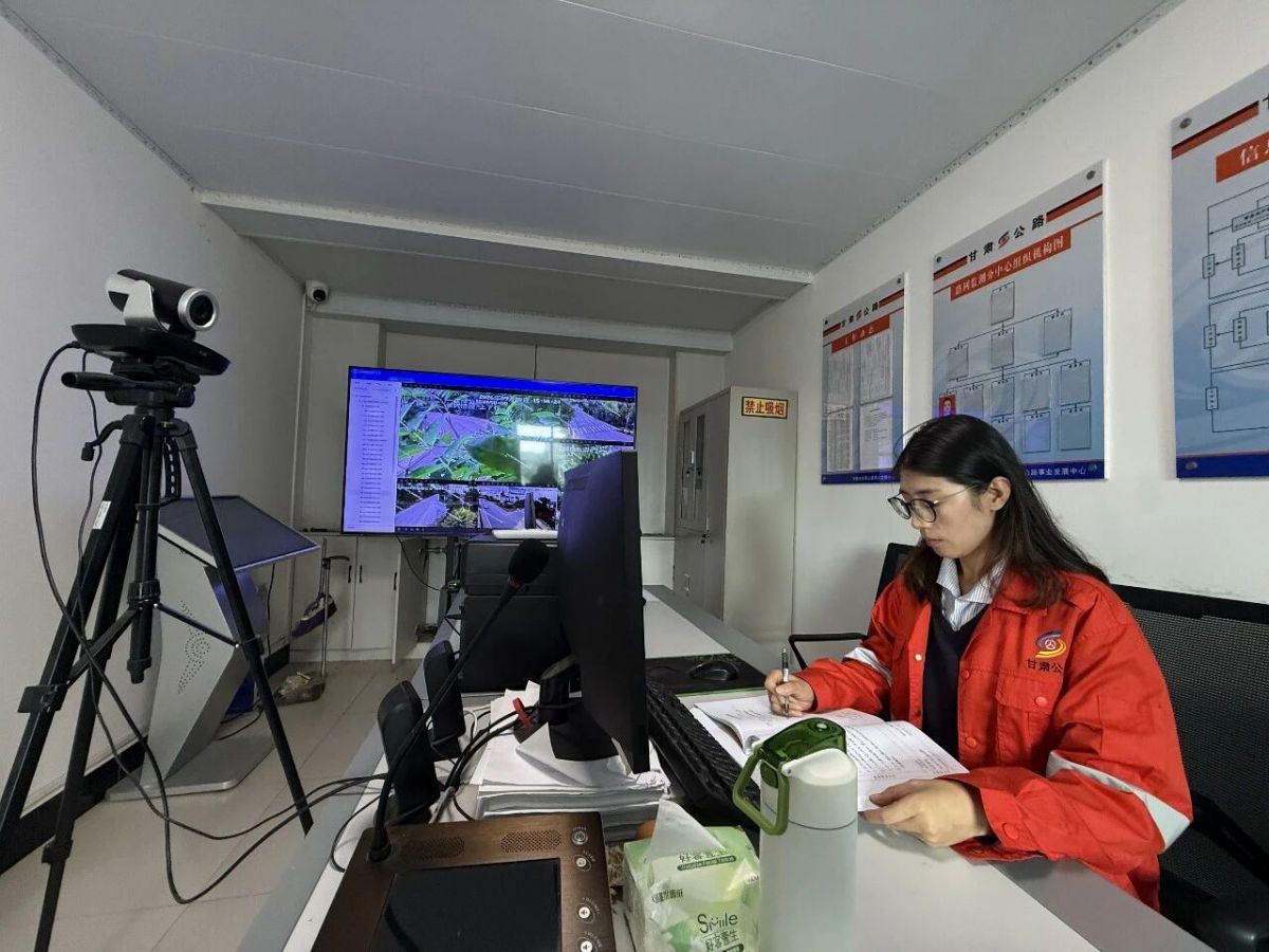 宁县公路段:坚守公路一线 护航国庆畅安