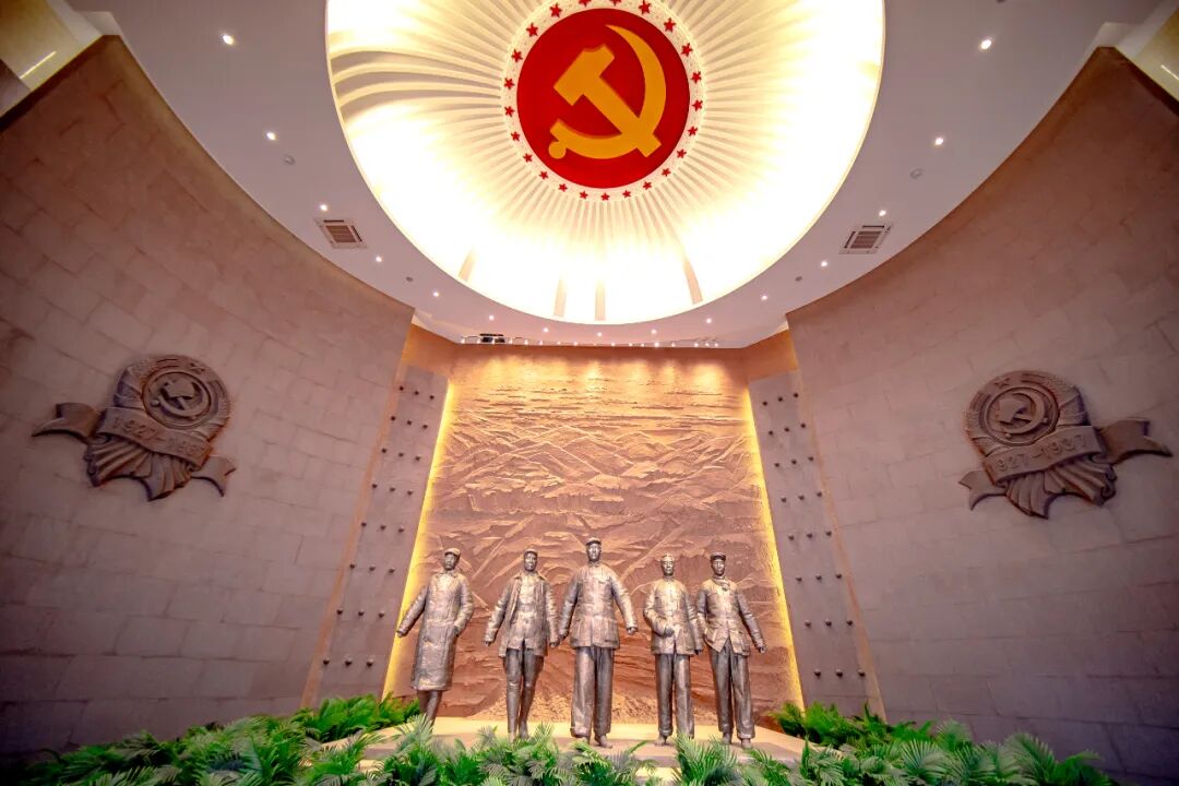 走进南梁革命纪念馆,回望烽火年代,一件件革命文物、一幅幅历史影像,无声诉说着根据地创建的艰辛历程;