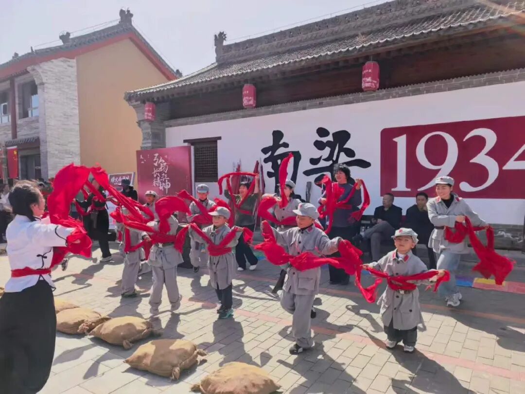 演出时间:国庆期间每日下午两点准时上演,来到南梁,千万别错过这场红色盛宴。