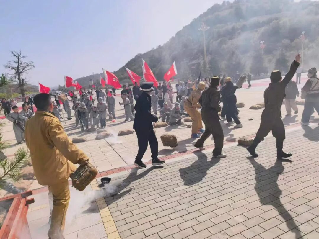 游客不再只是台下观众,可以沉浸式融入剧情,亲身走进那段硝烟弥漫的根据地岁月,真切感受陕甘边区军民团结、艰苦奋斗的动人故事。
