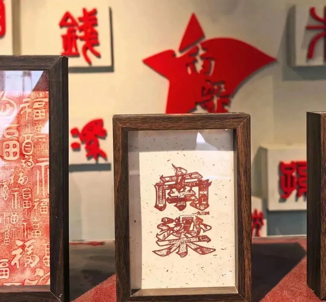 看完精彩演绎,还可以换上红军主题服饰打卡留念,聆听地道南梁说唱,在时光邮局写下对祖国的美好祝愿,把家国情怀留存心底。